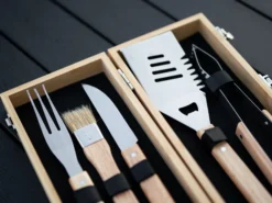 Grillwerkzeuge in Holzkiste mit Gravur – 5-teilig