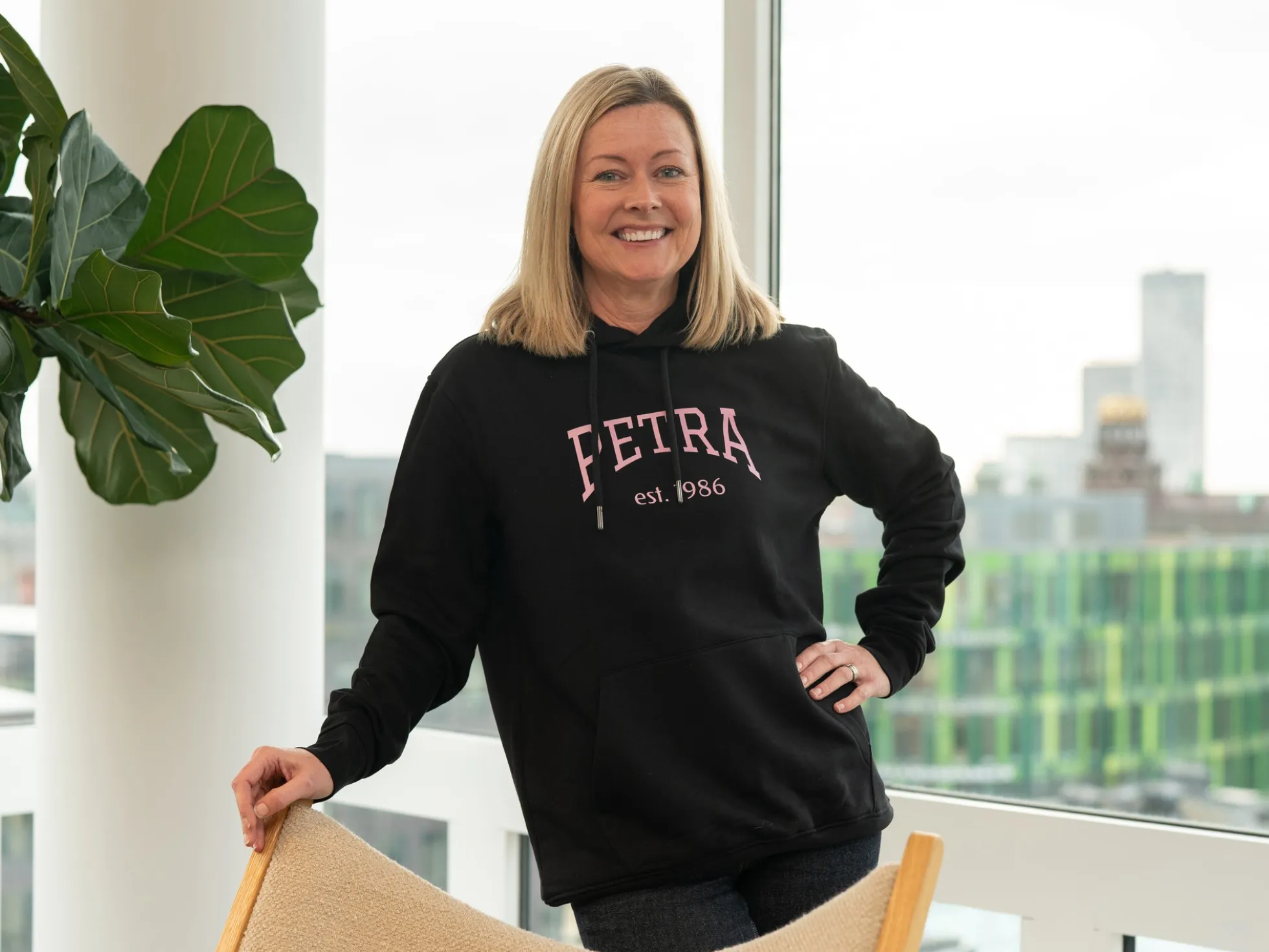 Hoodie mit eigenem Text im College-Stil