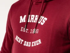 Hoodie mit eigenem Text im College-Stil