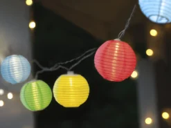 Lichterkette mit Stofflaternen - Mehrfarbig