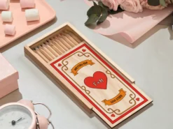 Personalisiertes Bleistiftetui aus Holz im Retrostil