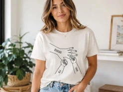 Premium T Shirt mit eigenem Text – Hand in Hand
