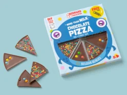Schokoladenpizza mit Süßigkeiten