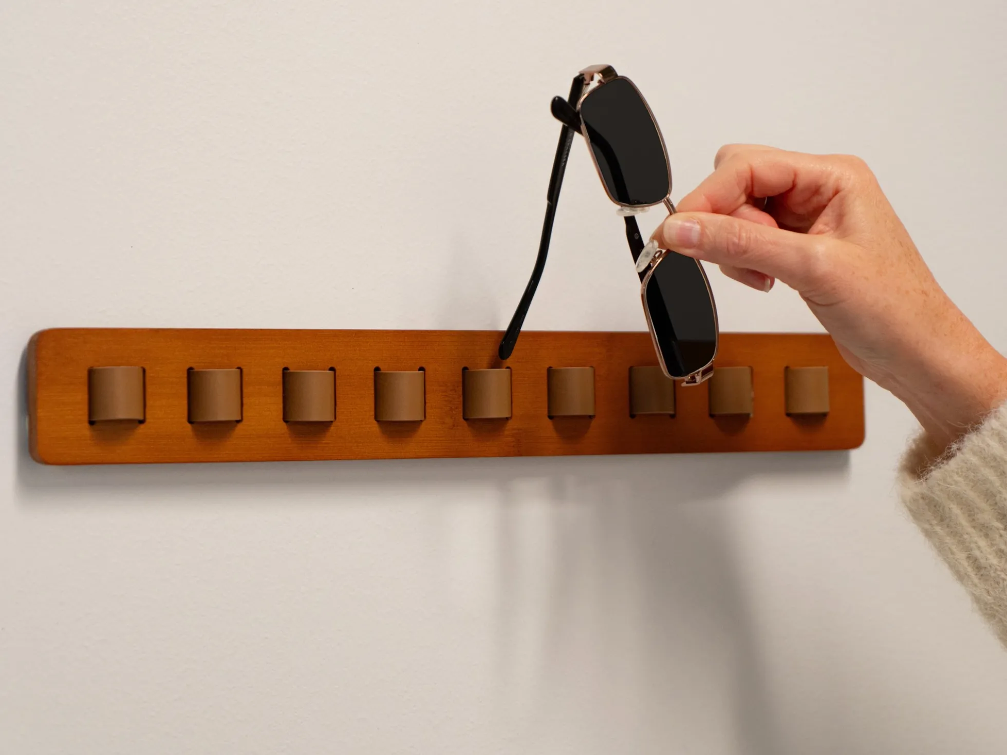 Selbstklebender Brillenhalter aus Holz