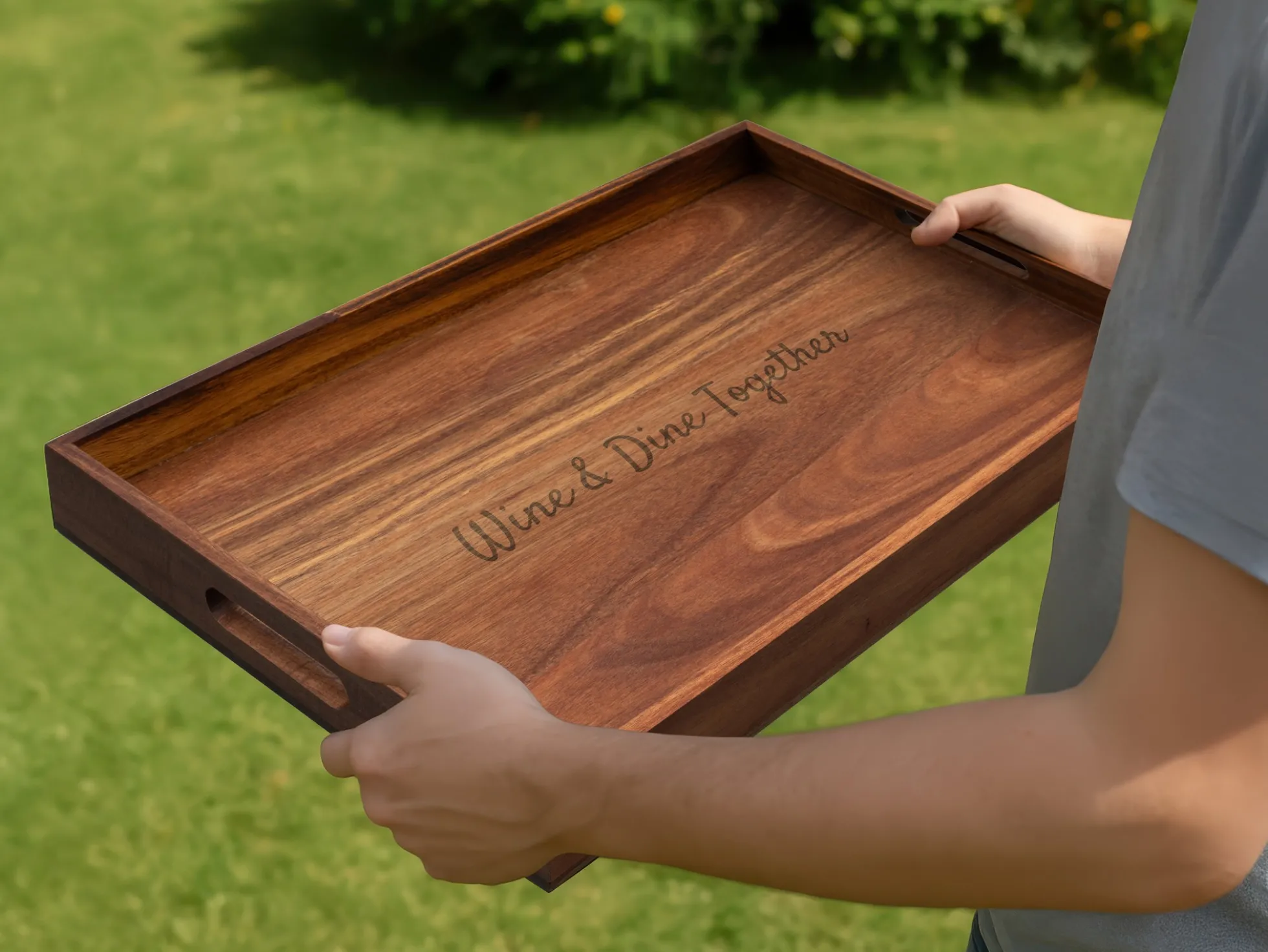 Serviertablett aus Holz mit Gravur