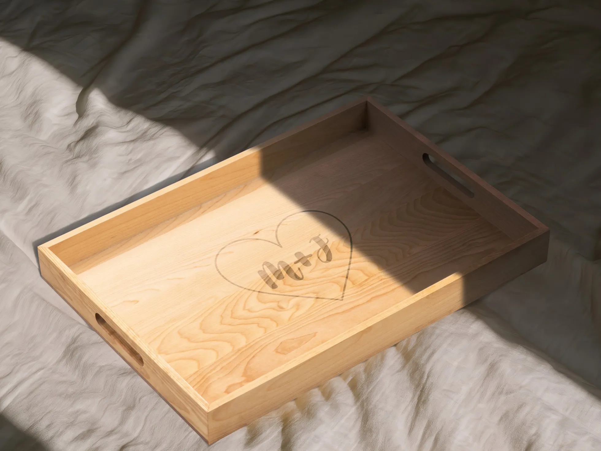 Serviertablett aus Holz mit Gravur