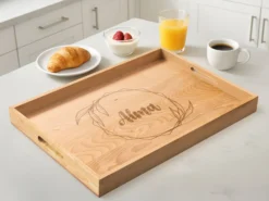Serviertablett aus Holz mit Gravur